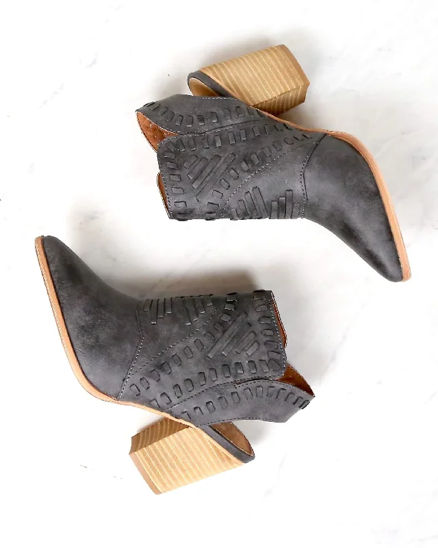 Boots with spa soles-Mi iM - Emily | Patterned Pointed Cowboy Boot - Black