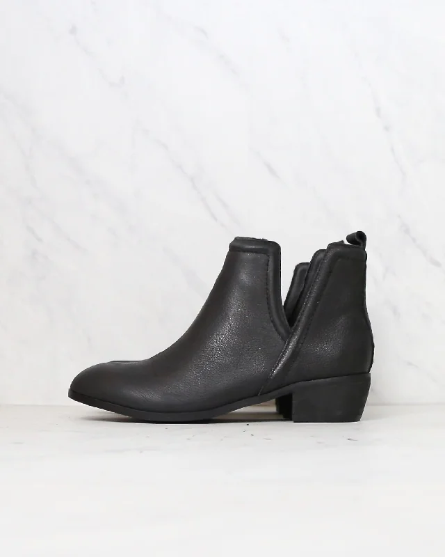 Boots with pet tread-Sbicca - Silvercity Side Slit Leather Chelsea Boots in Black