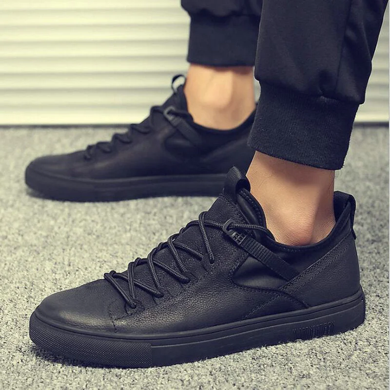 Flats near big malls-New Hot sale fashion male casual shoes all Black Men's leather casual Sneakers  fashion  Black white flats shoes LH-57